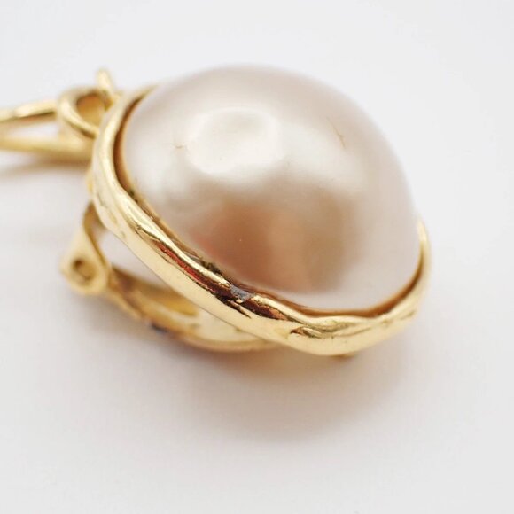 CHANEL CC Logo Immitation Pearl Swing Earrings 93P Gold France Vintage 82RL406 - Picture 8 of 9
